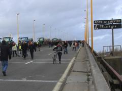 Le pont de Cheviré contre l'aéroport NDDL