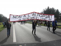 Les opposants à l’aéroport sur la 4 voies