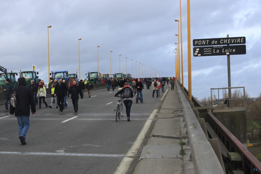 Le pont de Cheviré contre l'aéroport NDDL