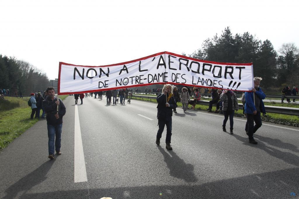 Les opposants à l’aéroport sur la 4 voies